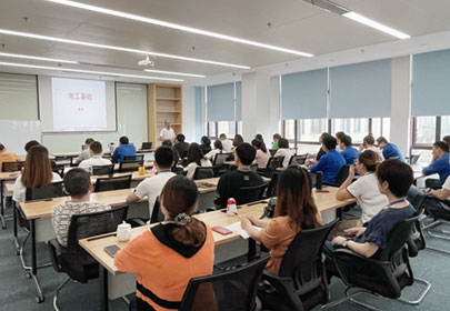 在工作中不斷學(xué)習(xí)，在學(xué)習(xí)中不斷進(jìn)步